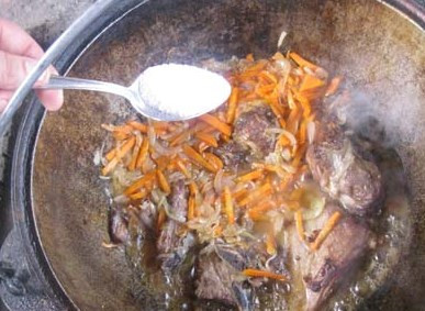 1. Этап. Лагман с капустой: Через 7-8 минут верните мясо в казан, добавить соль и перец.