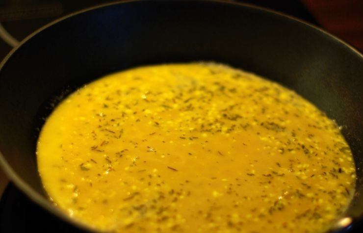 1. Этап. Кесадилья с сыром: Выливаем в сковородку и обжариваем с двух сторон, стараясь испечь цельный блин.