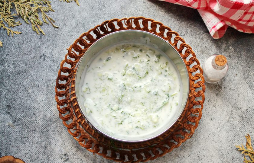 1. Этап. Каша огуречная: Все посолите, перемешайте и поставьте в холодильник на 5 минут, чтобы вкусы объединились. Разложите огуречную кашку по тарелкам и подавайте.