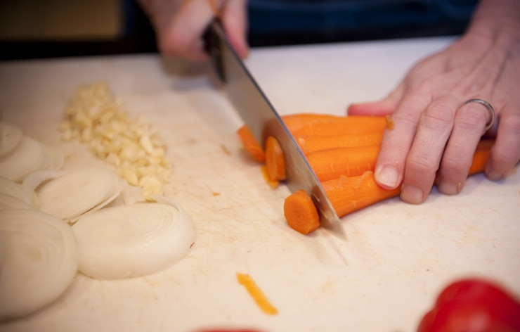 1. Этап. Курица по-римски: Нарезаем лук и морковь кольцами. Чеснок хорошенько размельчаем.