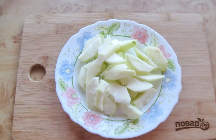 1. Этап. Яблочный пирог Фантазия: Крупное яблоко помойте, очистите, удалите семена и нарежьте пластиночками.