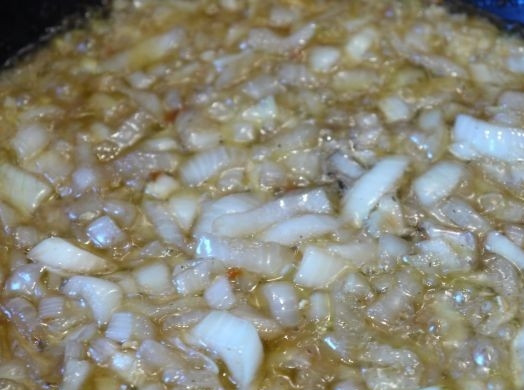 1. Этап. Паштет из шампиньонов: Растопите на сковороде 30 грамм сливочного масла и обжарьте на нём репчатый лук.