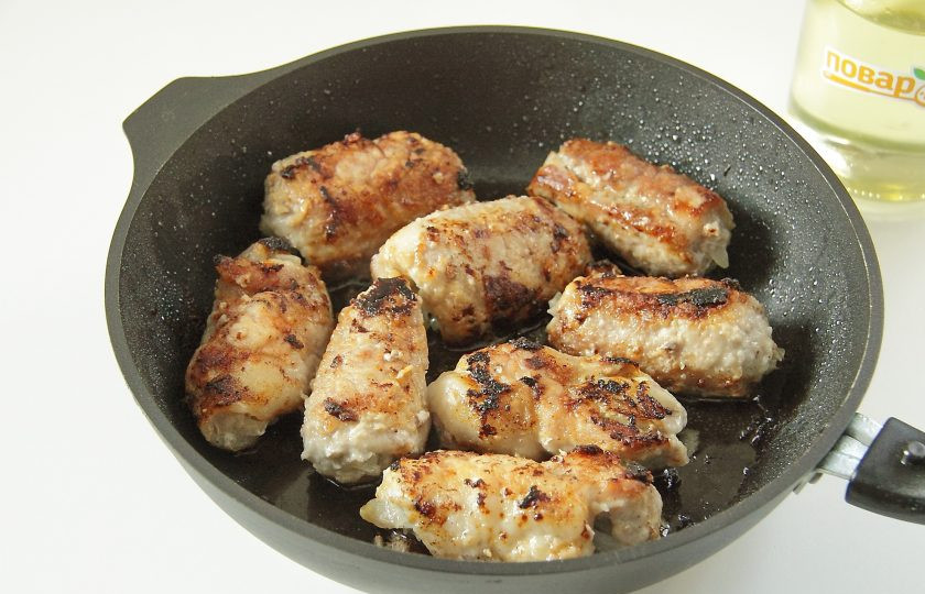 1. Этап. Мясные рулетики с луком: Обжарьте их на сильном огне со всех сторон до золотистой корочки, не давая им тушиться.