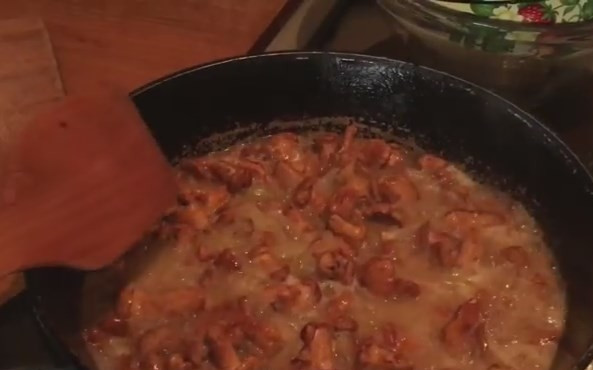 1. Этап. Жареные грибы лисички с чесноком в сливочном масле: 5. Через 10 минут от начала готовки слейте лишнюю жидкость из сковороды и обжаривайте лисички еще 10 минут на медленном огне. Посолите, в процессе можно добавить сливочного масла.