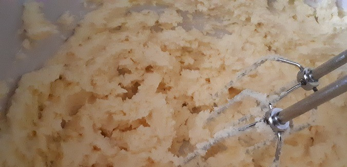 1. Этап. Мраморный кекс: Мягкое сливочное масло или маргарин ( у меня маргарин) взбить, постепенно добавляя 150 г сахара, ванильный сахар и соль.