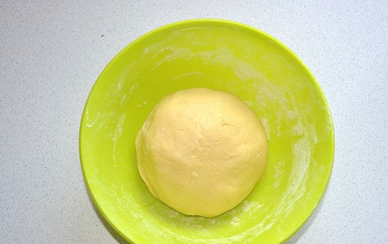 1. Этап. Торт Вера: Замесите тесто и оставьте его на 15-20 минут.