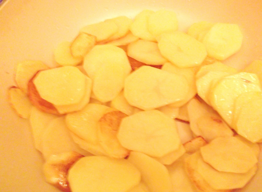 1. Этап. Гарнир к ребрышкам свиным: 1. Картофель режем тоненькими пластинками, и обжарим на растительном масле до румяного цвета с каждой стороны. Немного посолите и отложите в сторону.