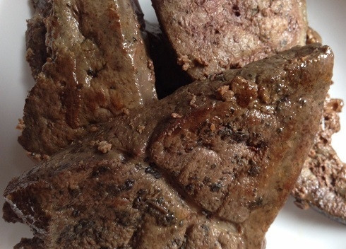 1. Этап. Салат из печени и моркови: Печень вымоем, нарежем не слишком крупно и обжарим до готовности (минут 15-20).