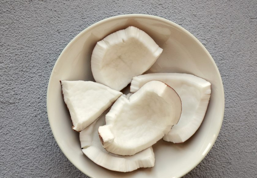 1. Этап. Кокосовые чипсы: Расколите кокос, очистите от скорлупы.