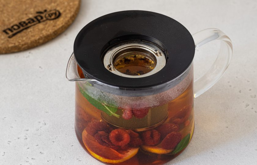 1. Этап. Холодный чай с малиной и мятой: Добавьте в заварочный отсек листовой чай. Добавьте сахар, влейте горячую воду. Оставьте на 10-15 минут завариться.