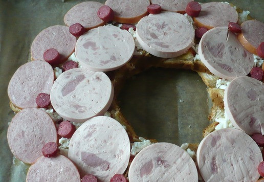 1. Этап. А-ля пицца с колбасой Индилайт: Всю приготовленную колбасу нарежьте тонкими ломтиками и выложите сверху на моцареллу.