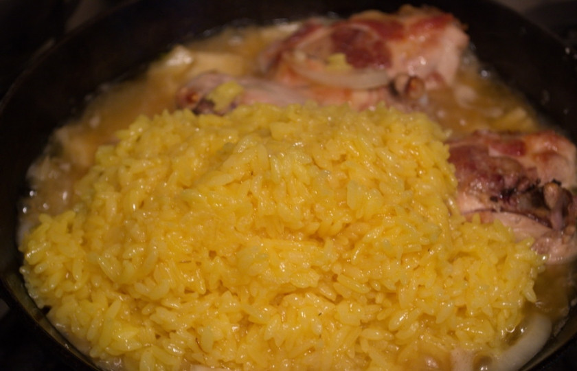 1. Этап. Рис с курицей и ананасами: Добавьте готовый рис. Перемешайте.