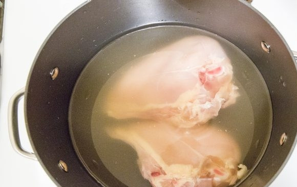 1. Этап. Суп для малышей: 1. Вымойте куриные грудки, выложите их в кастрюлю, залейте водой и поставьте на огонь. После закипания уменьшите огонь и варите до мягкости курочки, снимая шумовкой образовавшуюся пену.
