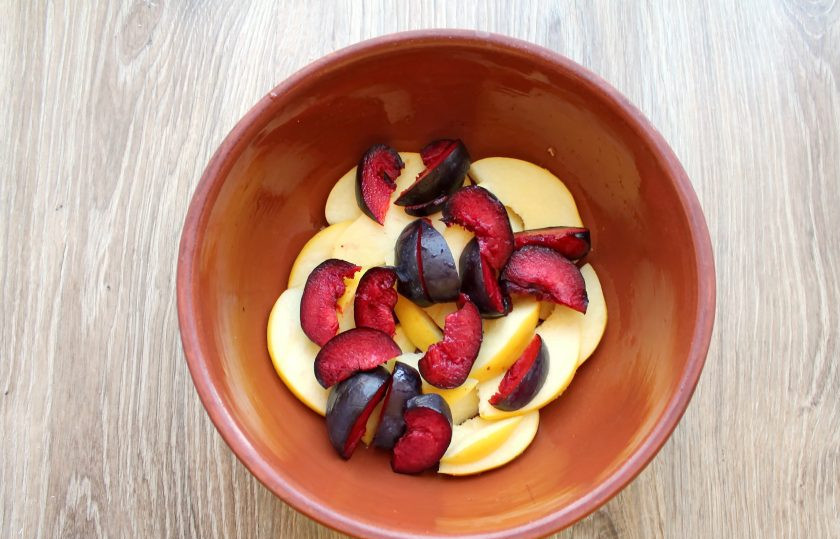 1. Этап. Мясо запеченное с фруктами: Сливы вымойте, удалите косточки и порежьте на дольки, выложите в форму с айвой.