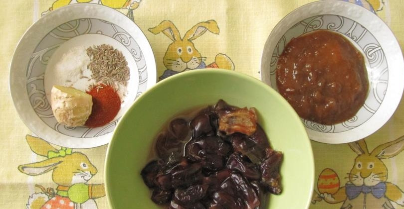 1. Этап. Тамариндовый соус: Из фиников и тамаринда удалите косточки. Замочите ингредиенты в воде на 20 минут.