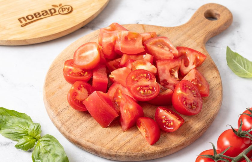 1. Этап. Пюре из помидоров замороженное: Помидоры помойте, удалите плодоножку и порежьте на ломтики среднего размера.