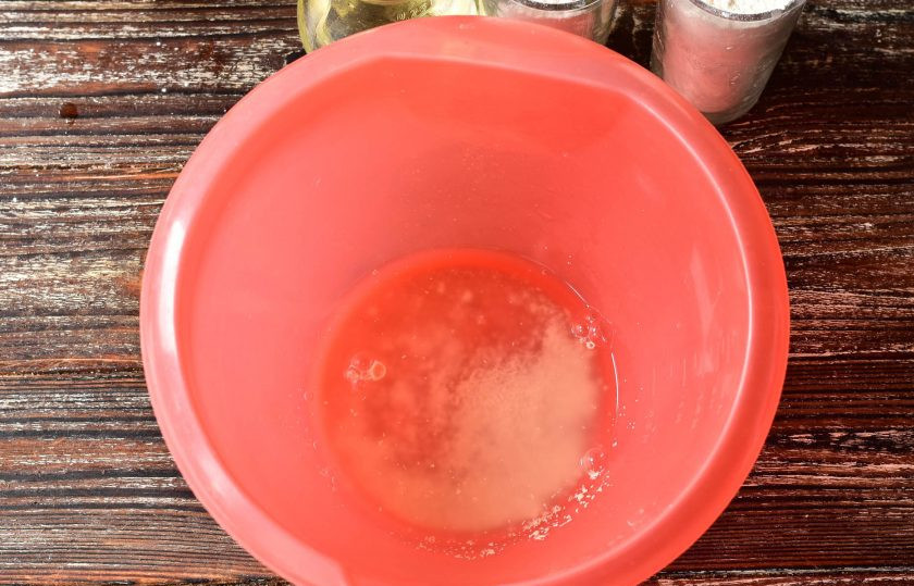 1. Этап. Хачапури с фасолью: Влейте теплую воду.