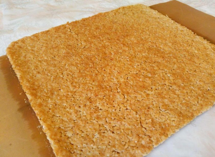 1. Этап. Геркулесовые пирожные: Выпекайте основу для геркулесового пирожного при температуре 190 градусов в течение 15-20 минут до золотистого цвета. Дайте тесту остыть в форме, а затем осторожно, с помощью тонкой лопатки перенесите на рабочую поверхность.