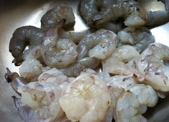 1. Этап. Острые креветки в соусе: 1. Для начала замороженные креветки отварите в течение 2-х минут и почистите.