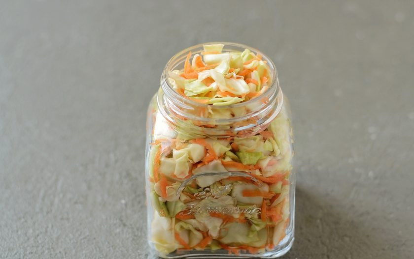 1. Этап. Маринованная капуста без уксуса: Подготовленные овощи перемешайте, затем выложите в чистую стерилизованную банку. Плотно утрамбуйте их.