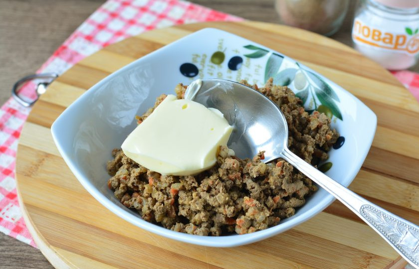 1. Этап. Паштет из телячьей печени: Добавьте мягкое сливочное масло комнатной температуры.