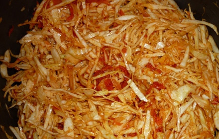 1. Этап. Капуста с фасолью в мультиварке: Кладем морковь и лук в мультиварку. Ставим режим 