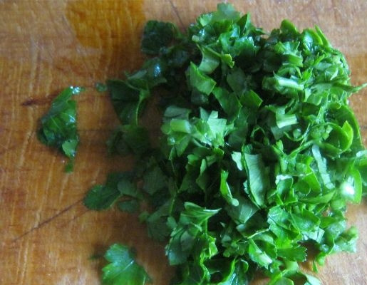 1. Этап. Суп крестьянский: 9. Свежую зелень вымыть, просушить и мелко нарезать.