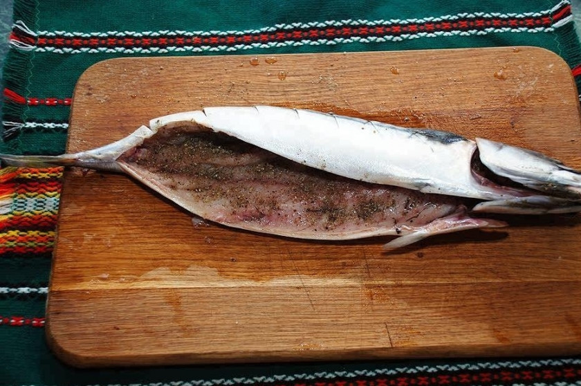 1. Этап. Скумбрия с овощами в духовке: 3. Чистим и потрошим рыбу, натираем ее измельченной смесью из специй и соли, а также промазываем растительным или оливковым маслом. Делаем надрезы на рыбе, стараемся попасть в них специями и маслом.