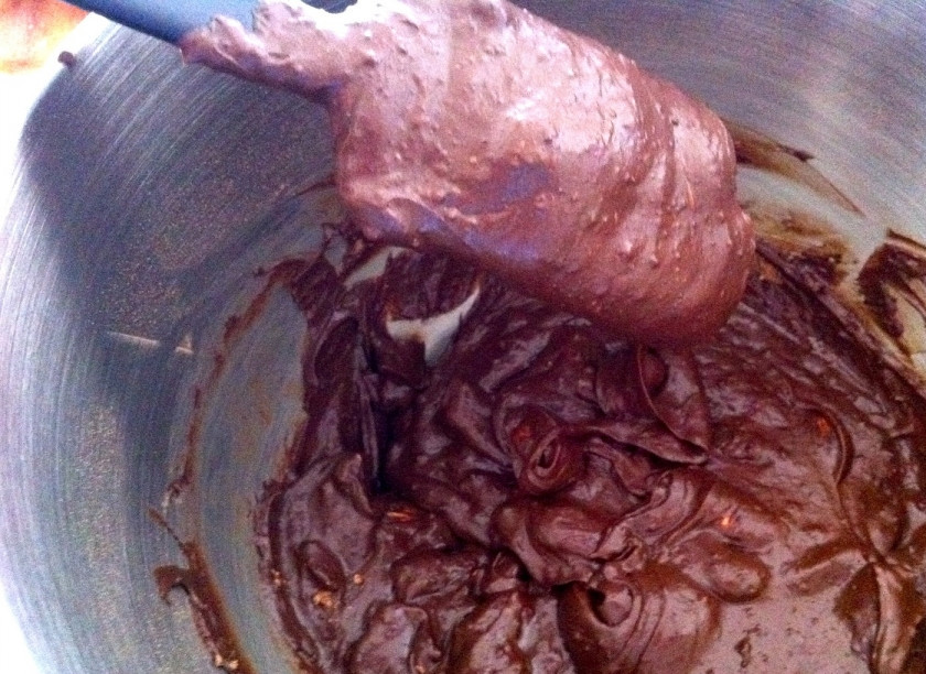 1. Этап. Шоколадные колбаски из печенья: Перемешайте все хорошенько. Можете делать это миксером или в блендере.