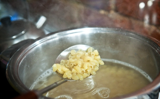 1. Этап. Макароны с котлетами: 9. На среднем огне отварите до полуготовности, а затем окиньте на дуршлаг, сохранив немного воды.