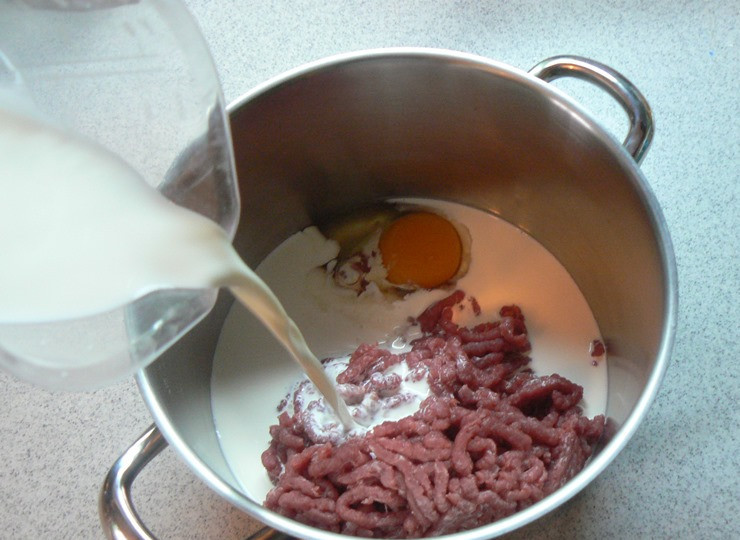 1. Этап. Cуфле из говядины для ребенка: В получившийся фарш вливаем сливки и разбиваем яйцо.