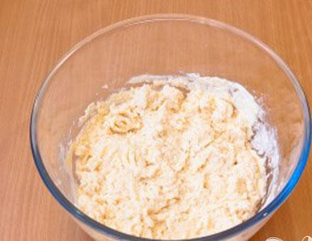 1. Этап. Сырники с вишневым соусом: 1. Растираем творог с ванильным сахаром и сахаром-песком. Добавляем сюда яйца и перемешиваем. Теперь добавляем муку, снова перемешиваем. Муку добавляем в зависимости от влажности творога. Тесто густым быть не должно.