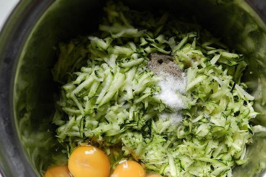 1. Этап. Oладьи из кабачков с фаршем: В миску с куриным фаршем добавляем остальные ингредиенты: яйца, муку, майонез, лук. Всё тщательно перемешиваем.