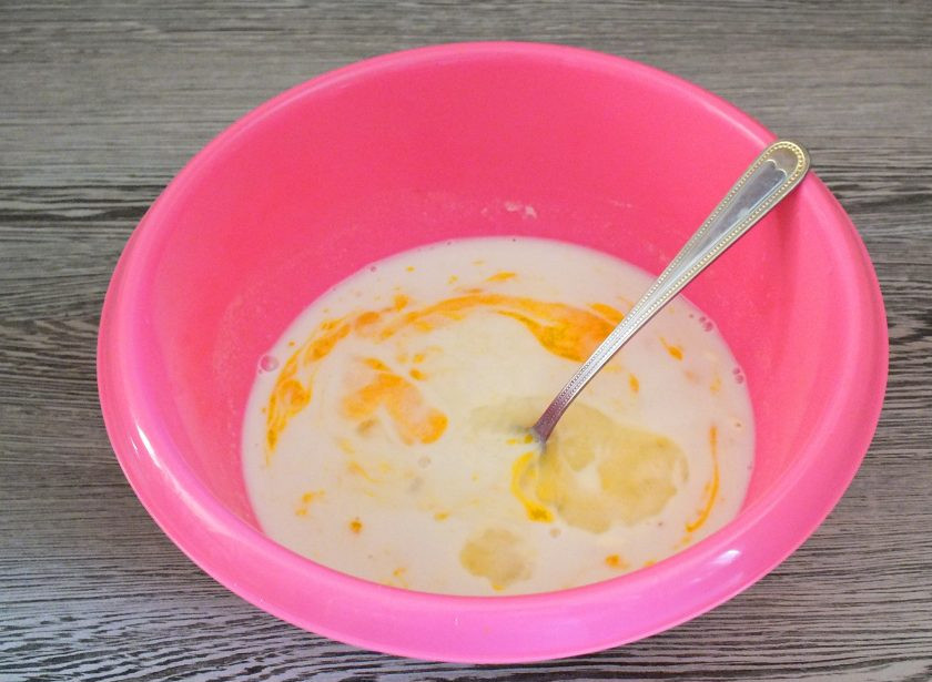 1. Этап. Дрожжевые булочки с какао: По истечении времени в дрожжевую смесь влейте теплое молоко, добавьте яйцо, оставшийся сахар. Перемешайте.