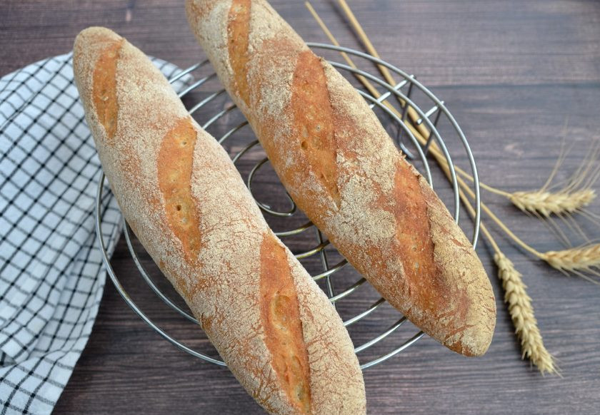 1. Этап. Багет ржаной: Готовые багеты выложите на решетку. Дайте полностью остыть.