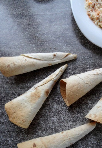 1. Этап. Рожок из лаваша с салатом Мимоза: Подсушить лаваш в духовке при температуре 180 градусов, до лёгкого румянца, у меня ушло 6 минут. Когда лавашики остынуть, вынуть зубочистки.