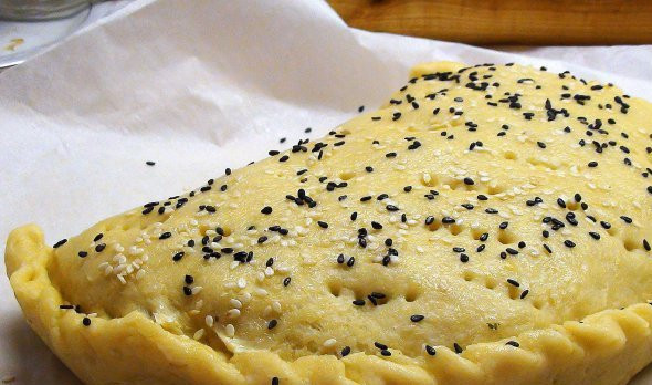 1. Этап. Пирог с почками: 5. Защипываем края, и посыпаем пирог сверху кунжутом или свежей зеленью. Также можно смазать верхушку яичным желтком.