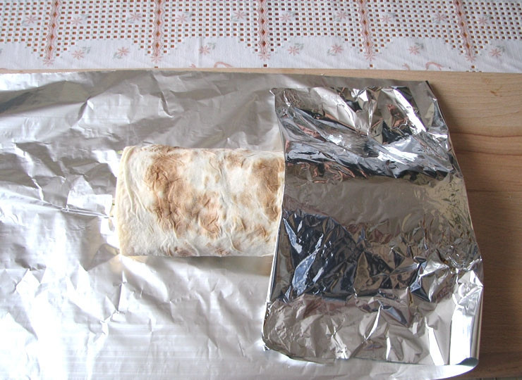 1. Этап. Рулеты из лаваша с крабовыми палочками: 7. Подготовьте сложенный вдвое лист фольги. Выложите туда рулет и плотно заверните.