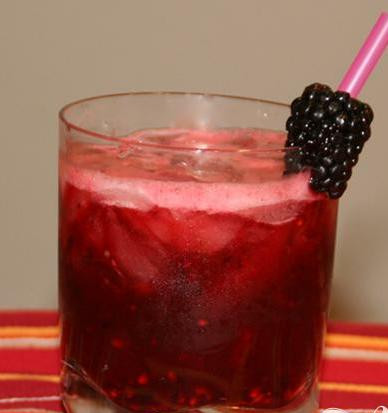 1. Этап. Алкогольный напиток с ежевикой: 4. Коктейль готов. Его можно перелить в стакан с толстым дном или бокал для мартини, а также украсить целой ягодкой ежевики.