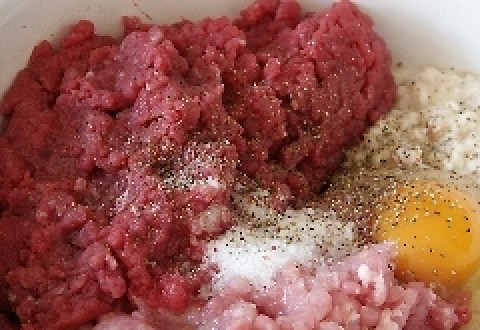 1. Этап. Котлеты из марала: Хлеб замочите в сливках. Лучше, если вы возьмете не свежую, а вчерашнюю булочку из пшеничной муки. Выложите в миску мясной фарш, добавьте размоченный хлеб, вбейте яйцо, посолите, поперчите.