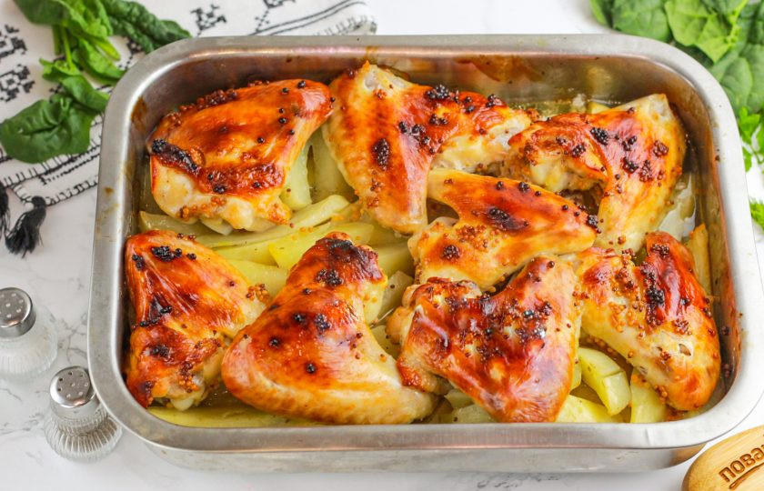 1. Этап. Крылышки в медово-горчичном соусе в духовке: Если крылышки крупные, то время запекания может увеличиться на 5-10 минут. Извлеките их из духовки и слегка остудите.