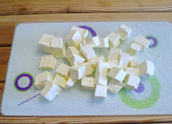 1. Этап. Кексики с изюмом: 2. Сливочное масло режем кусочками и ставим в теплое место подтаять.