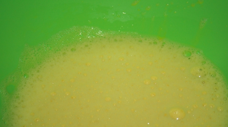 1. Этап. Творожная запеканка в мультиварке без манки: Сначала в мисочке миксером взбейте яйца.