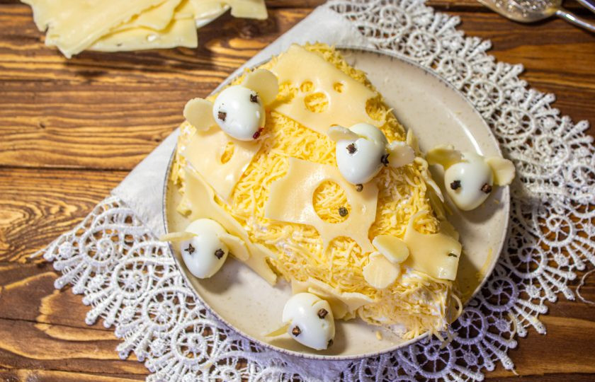 1. Этап. Салат Кусочек сыра: Усадите 