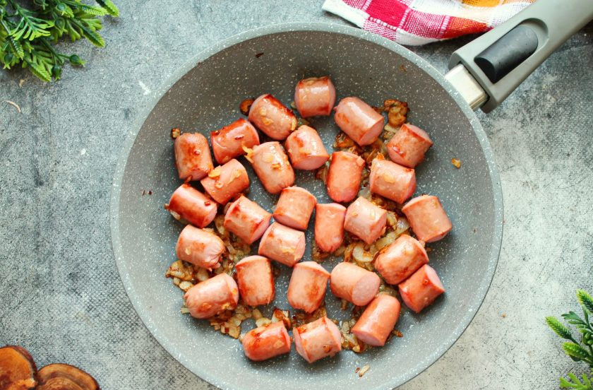 1. Этап. Сосиски в томатном соусе с рисом: Сосиски разрежьте поперек на части, примерно по 3 сантиметра. Обжаривайте в течение 2-3 минут, перемешивая.