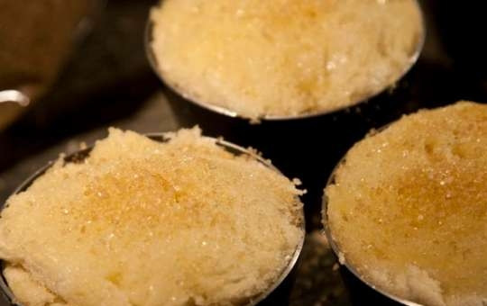 1. Этап. Шарлотка с грушами: 6. Накройте оставшимися кусочками хлеба и поверх каждого выложите немного сахарного песка.