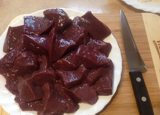 1. Этап. Говяжья печень с курагой и яблоком: 2. Печень очистим от протоков и снимем пленку. Тщательно промоем и обсушим печень и нарежем на кусочки толщиной чуть больше 1 см.