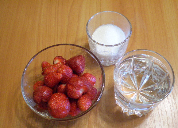 1. Этап. Клубничный морс: 1. Приготовим продукты для морса. Клубнику перебрать, вымыть, оборвать хвостики. Воду поставить на огонь.