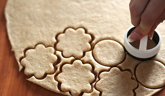 1. Этап. Печенье с кумкватом: 1. Прежде всего мою и нарезаю колечками кумкват. В сковороду кладу 20 грамм сливочного масла и добавляю ложку сахарного песка, растапливаю и отправляю туда же кумкваты, готовлю 10 минут на слабом огне. Для теста: муку смешиваю с разрыхлителем и солью. Добавляю измельченный на мелкой терке имбирь, корицу, растираю их с холодным маслом (100 грамм). В полученную крошку добавляю сахар, мед и яйцо. Замешиваю тесто, разделяю его на 2 части, каждую раскатываю в пласт толщиной 3 миллиметра.