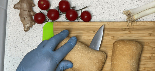 1. Этап. Запечённые булочки с сыром и помидорами: Разрежьте две булочки пополам